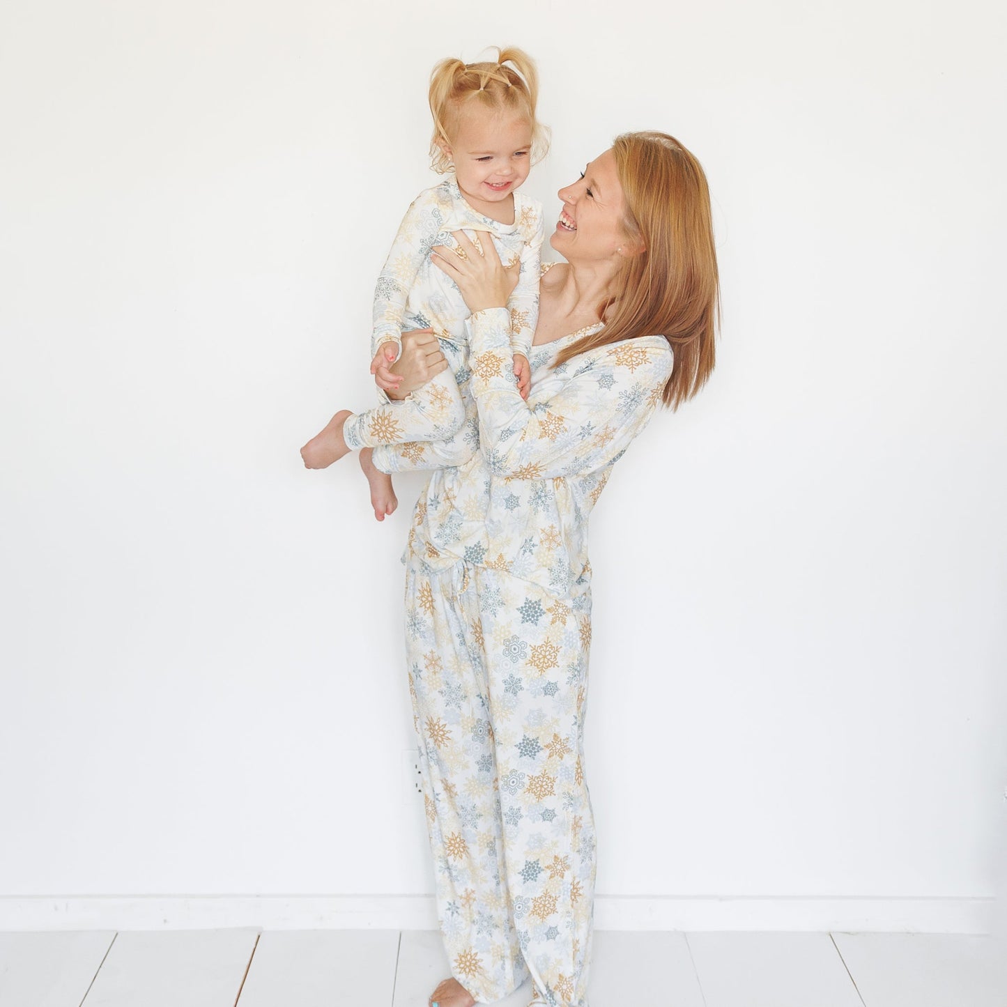 WOMEN'S PAJAMA SET- Snowflake - The Avenue44