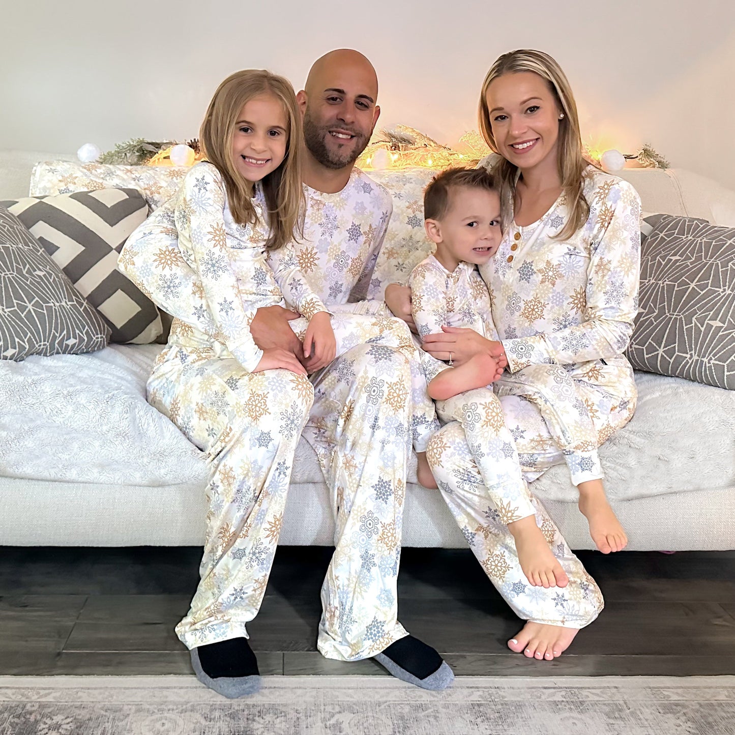 WOMEN'S PAJAMA SET- Snowflake - The Avenue44