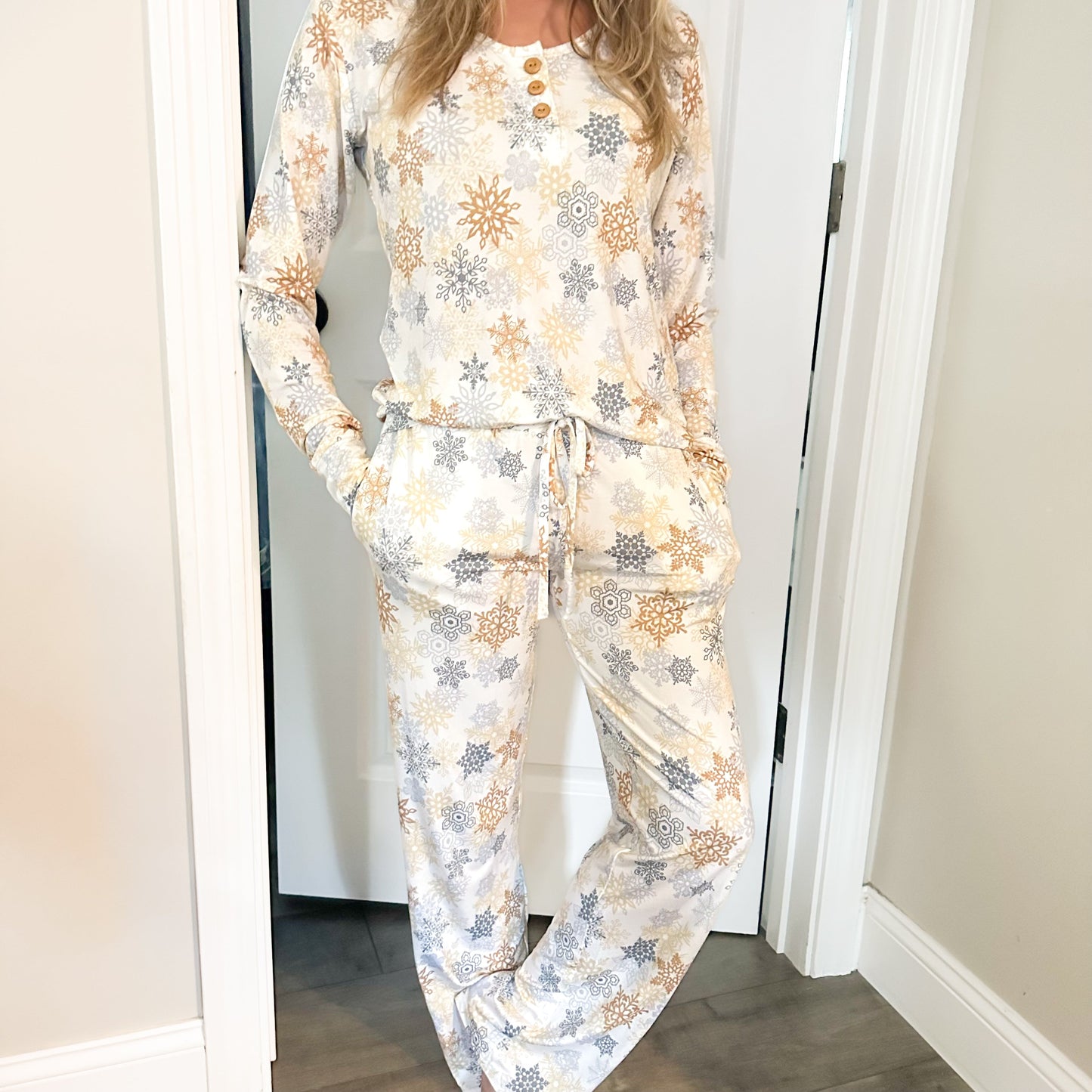 WOMEN'S PAJAMA SET- Snowflake - The Avenue44
