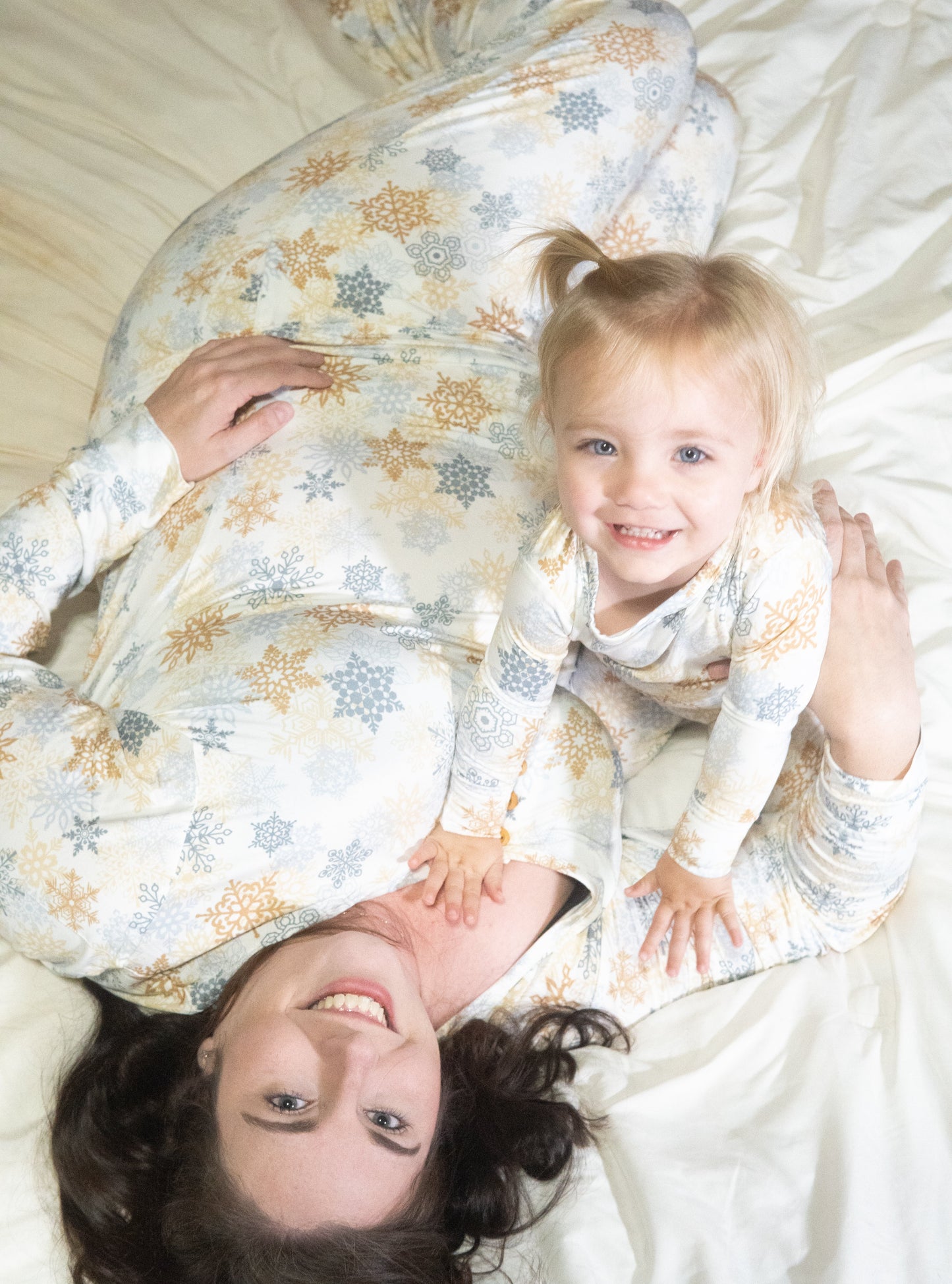 WOMEN'S PAJAMA SET- Snowflake - The Avenue44