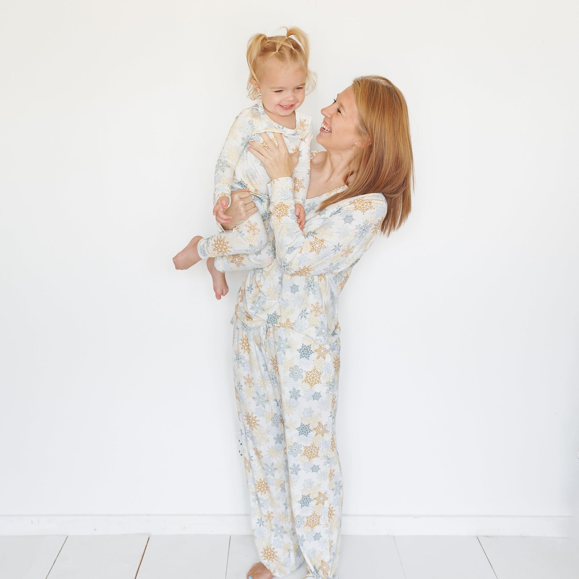 WOMEN'S PAJAMA SET- Snowflake - The Avenue44