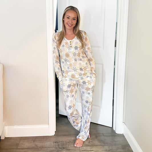 WOMEN'S PAJAMA SET- Snowflake - The Avenue44